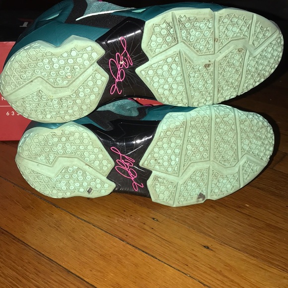 💫Lebrons 11 “South Beach” Colorway Size: 6Y💫 - Picture 5 of 5